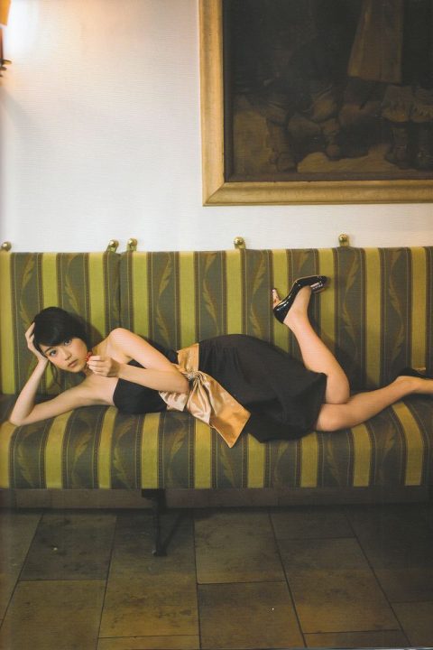 黒のドレスでソファに横たわる生田絵梨花