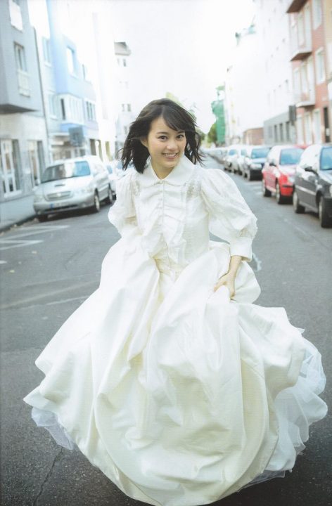 白いドレス姿の生田絵梨花