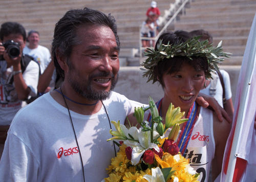 世界陸上選手権アテネ大会で鈴木博美選手の優勝に感動し本格的にマラソンランナーへの道を歩む