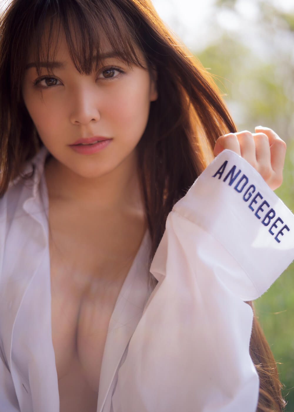 同じNMB48の村瀬紗英ちゃんプロデュースのアパレルブランド「ANDGEEBEE」の衣装でセクシーショット