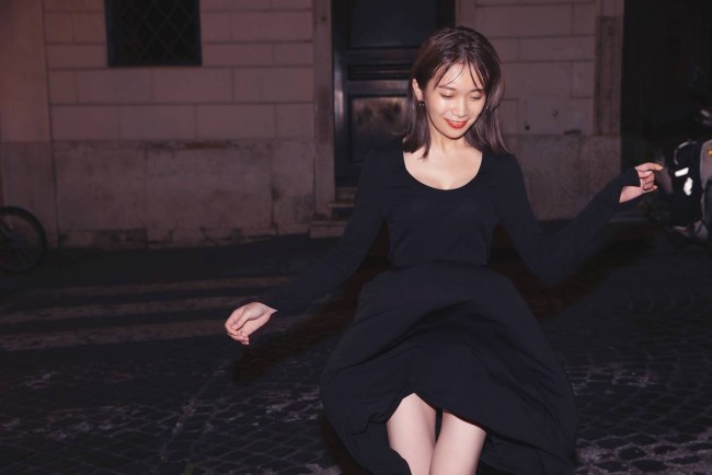 黒のドレスでオシャレにキメる秋元真夏さん、これはこれで大人っぽくて良い